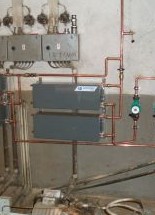 Vier parallel geschaltete ER40 Wärmetauscher mit Zwangsumlauf für die Wassererwärmung im Behälter mit einer Kapazität von 2.000 Liter.