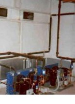 Im Maschinenraum wurden zwei ältere Wärmetauschertypen der Baureihe ER70 und einer ER30, die das Wasser im 400-Literbehälter vorwärmen, montiert.