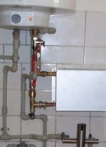 Der Wärmetauscher ist direkt am Wasserbehälter und die Wasserbatterie installiert. Das Bedienpersonal wird keinesfalls bei der Warmwassernutzung beeinträchtigt.