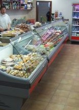 Die Vitrinen werden an die Zentralkühleinheit angeschlossen.