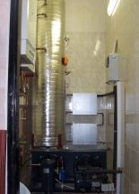 Der erste Wärmetauscher erhitzt das Wasser im oberen Teil des 400 Liter-Behälters, der zweite wärmt das Wasser im unteren Teil des Behälters vor.